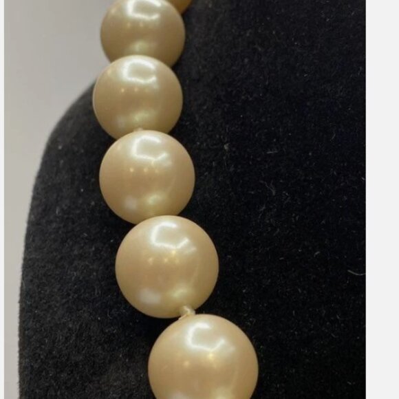 Kate Spade Designer All Wrapped Up Faux Pearl Necklace w/Box EUC - Picture 3 of 6